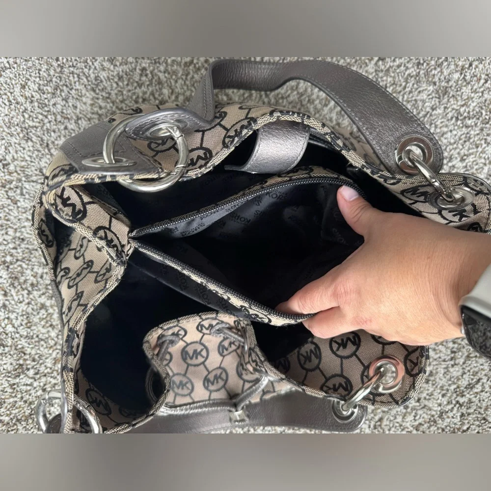 Michael Kors monogrammed shoulder hobo bag - Picture 7 of 12